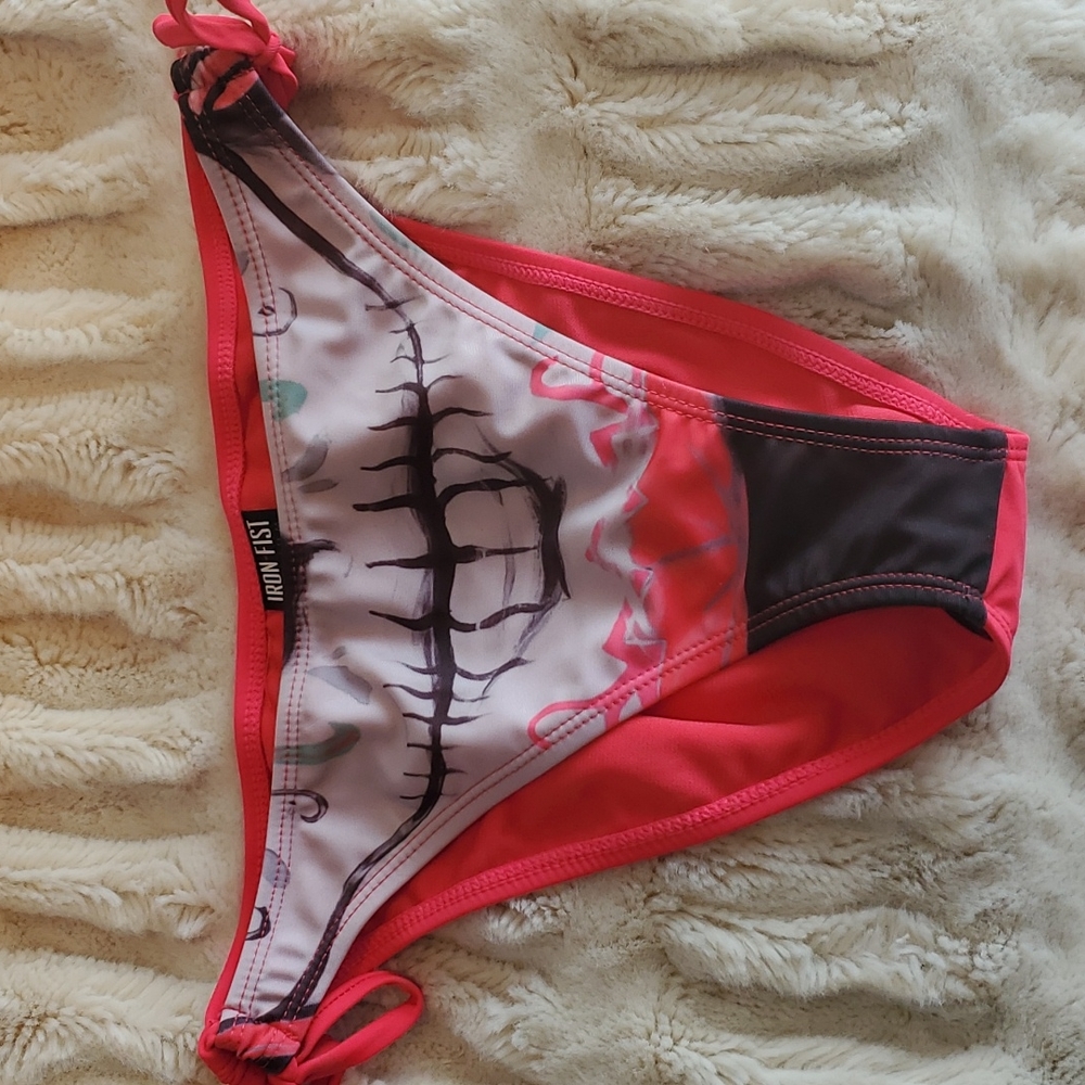 Iron Fist bikini - Picture 2 of 8